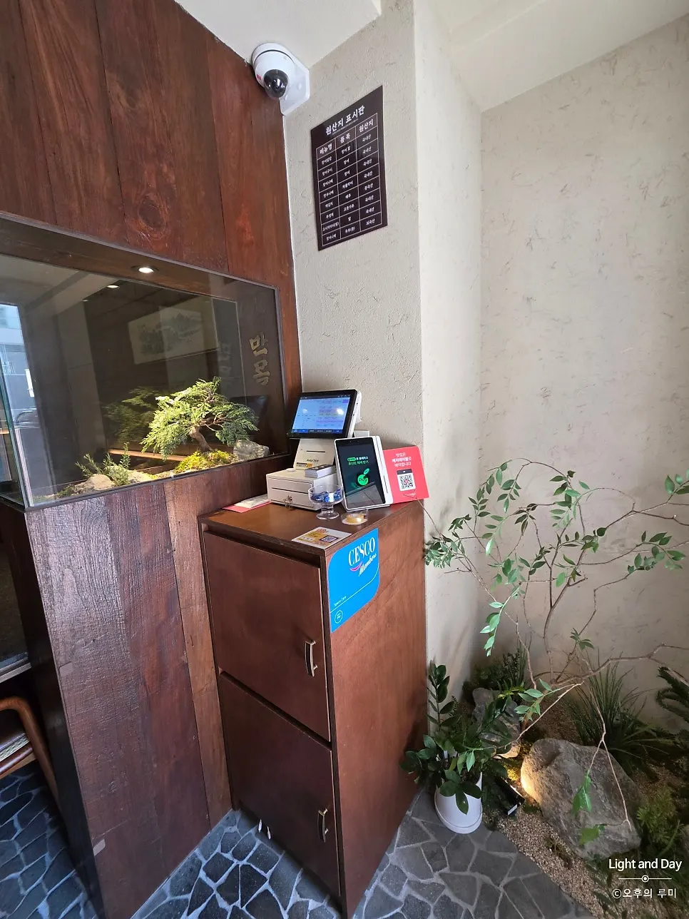 A bowl of Manmok's eel rice bowl in the tidy dining space