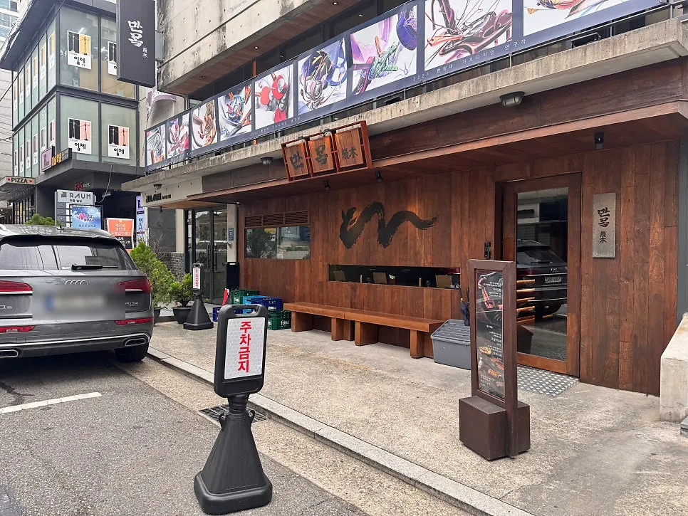 Dedicated parking space in front of Manmok
