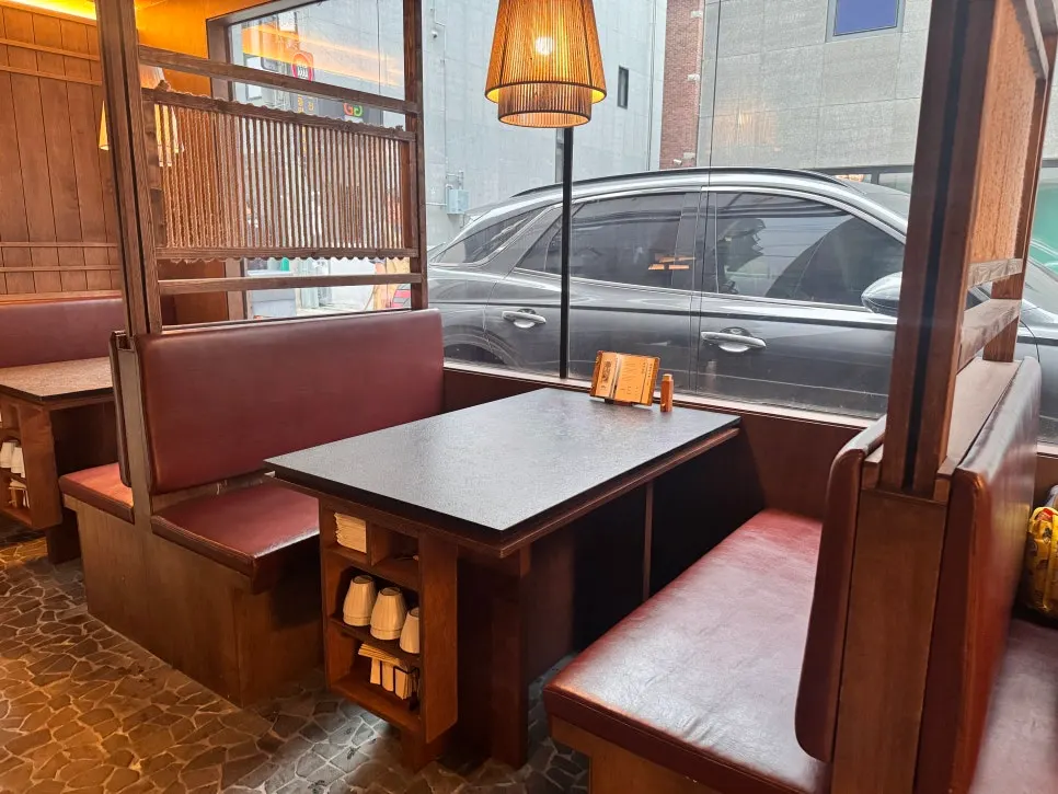 Window-side single bar seating for solo diners