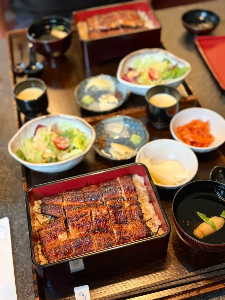 장어덮밥 한 마리 두 개가 차려진 한상