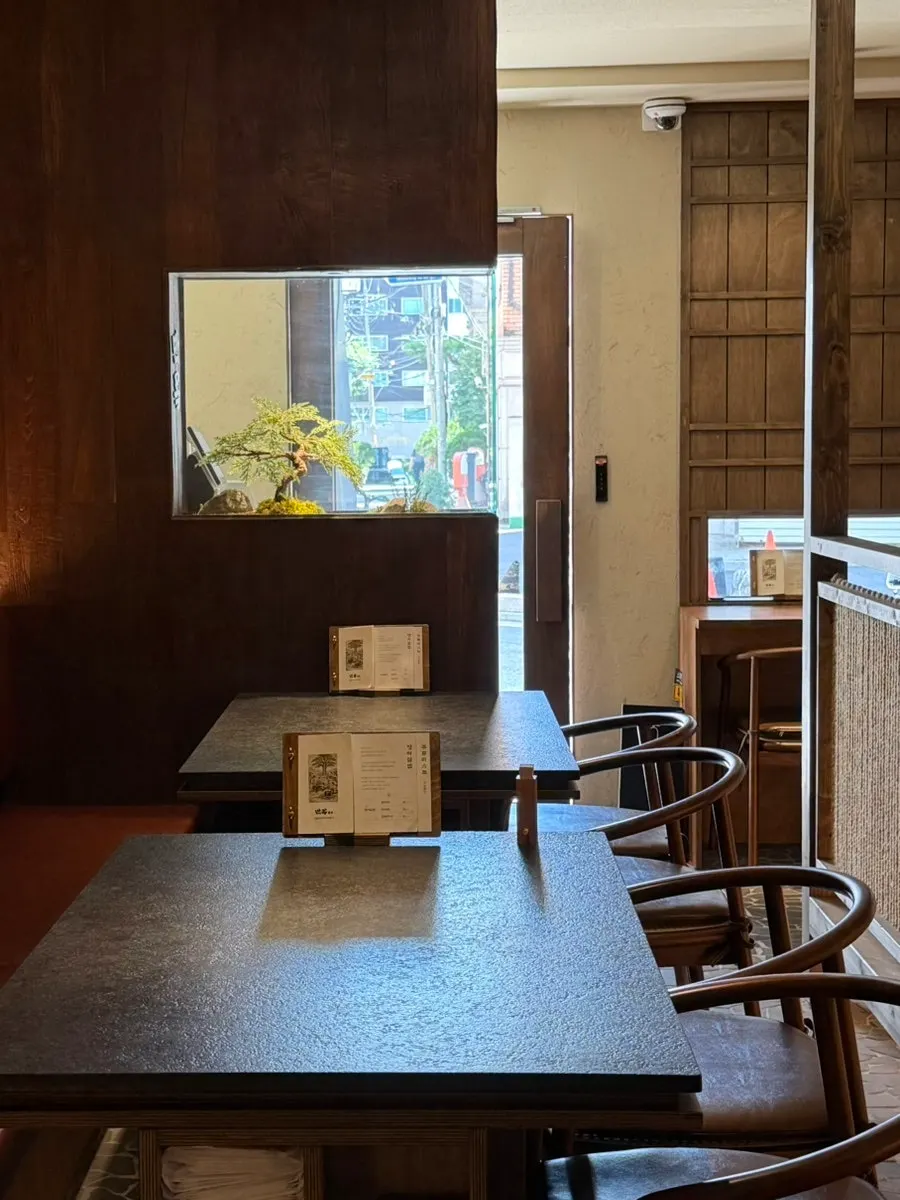 Quiet interior of Manmok on a weekday lunch