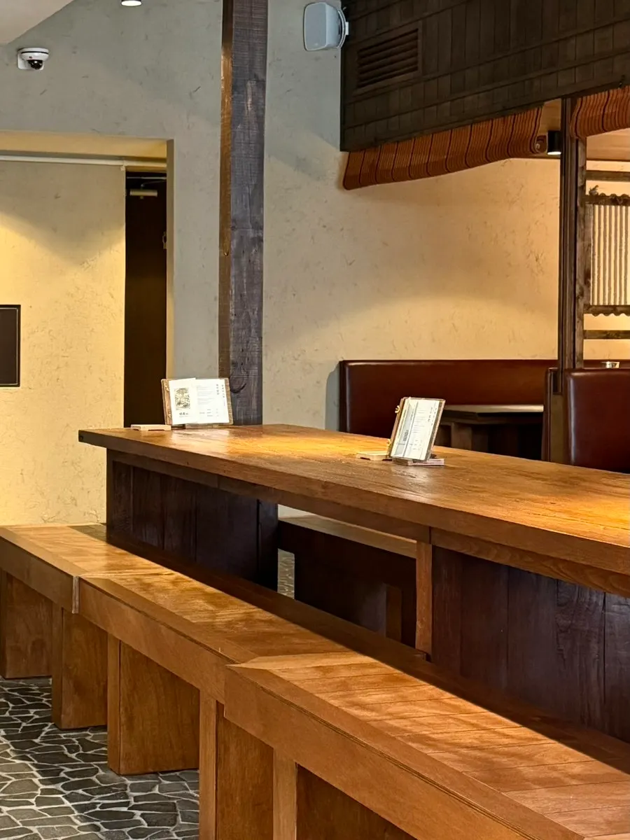 Clean, tidy dining space at Manmok