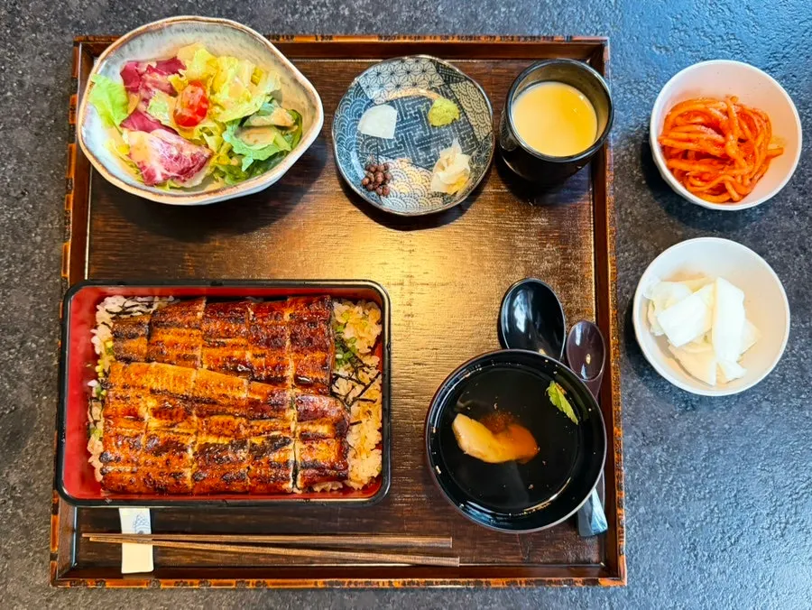 Manmok's menu board listing eel rice bowls and drinks