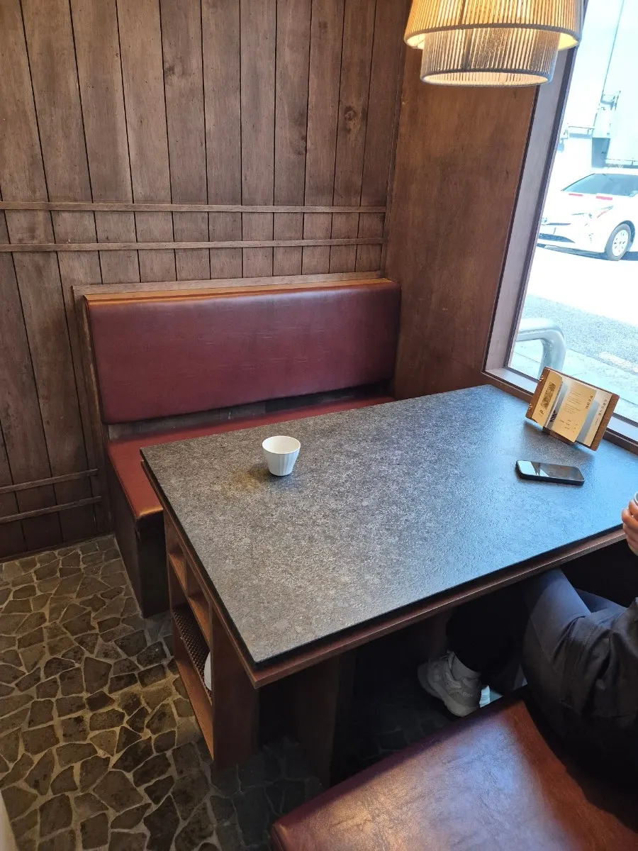 Corner seat at Manmok with pottery decoration