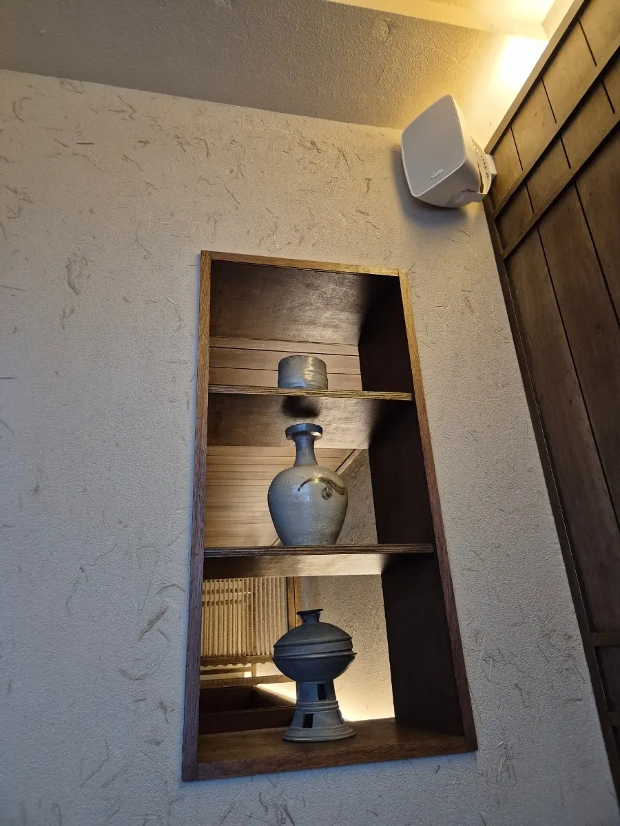 Pottery decoration next to the corner seat at Manmok
