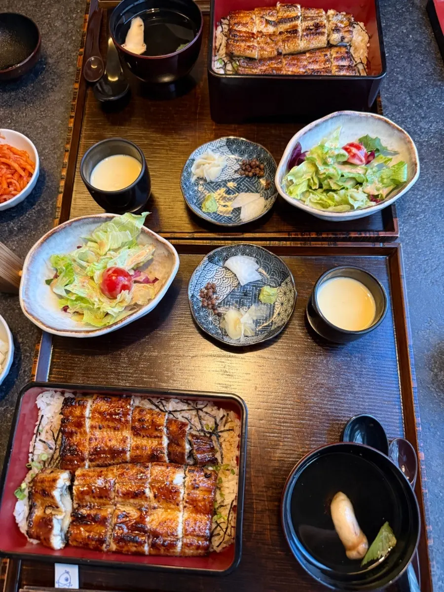 Full eel rice bowl set served on a tray