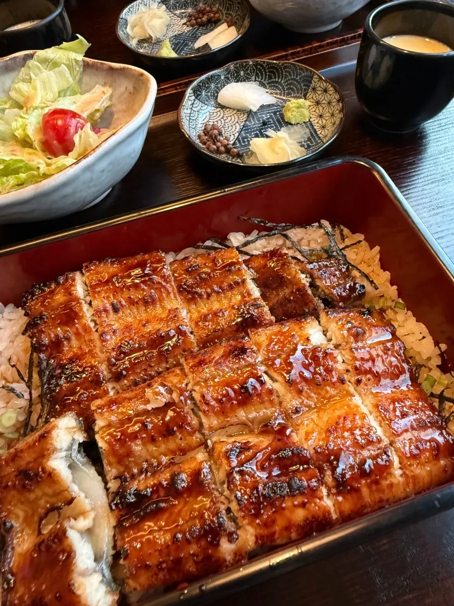 Whole-portion eel rice bowl with the lid removed