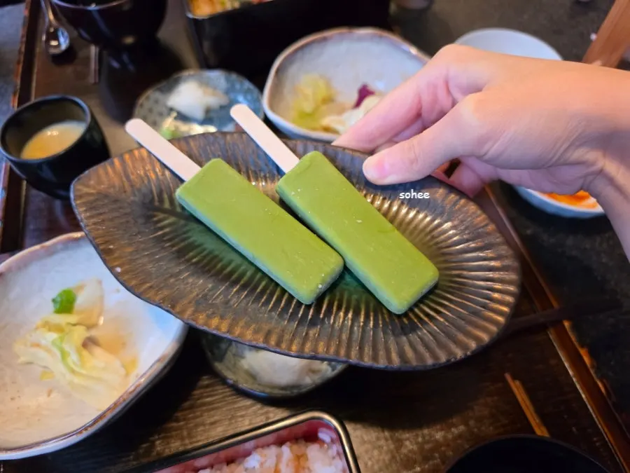 통통한 두께의 장어구이 클로즈업
