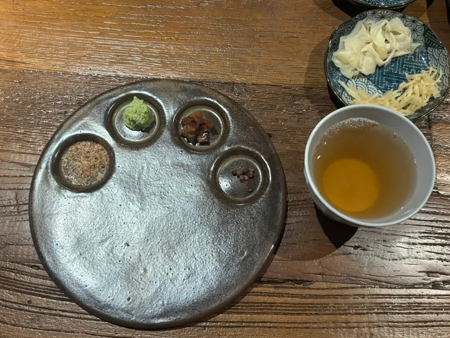 만목 테이블에 세팅된 식기