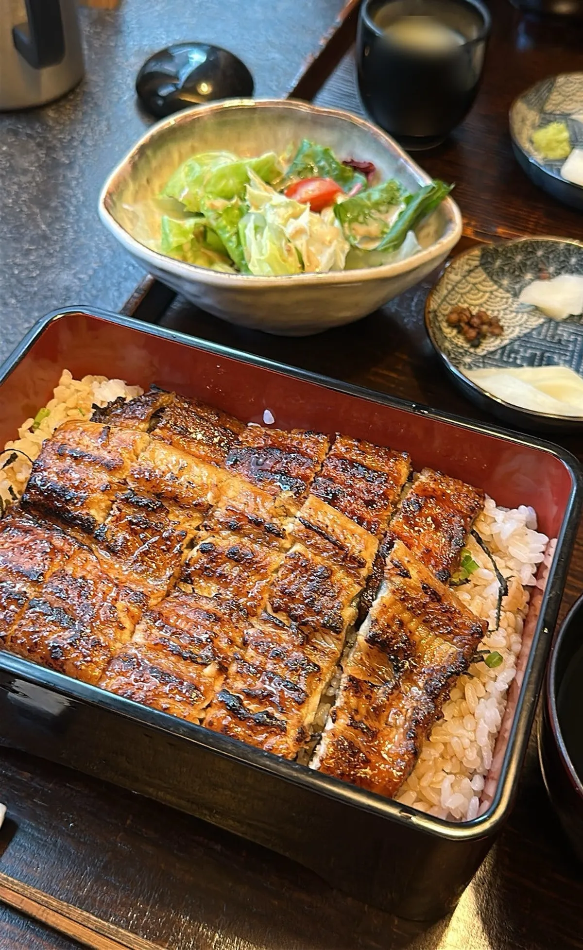 油亮油亮的萬睦鰻魚蓋飯一份