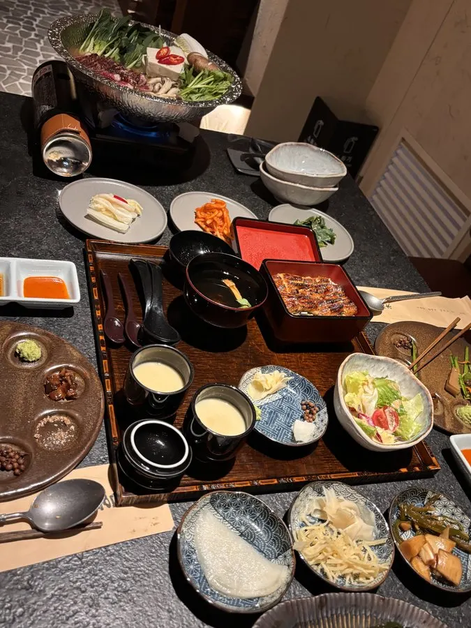 Manmok's menu board listing grilled eel, eel rice bowl, and nabe