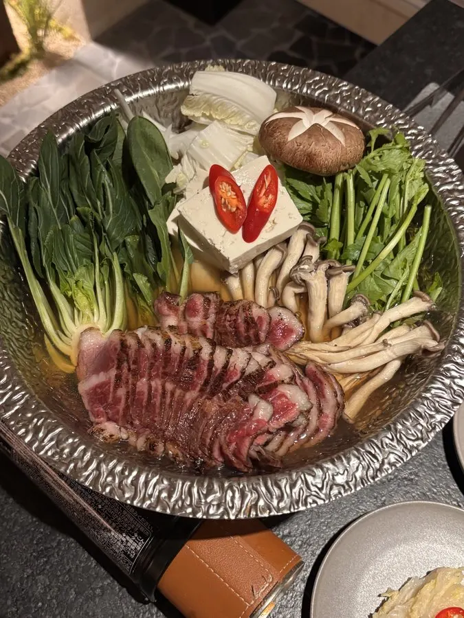 Hanwoo nabe 260g with beef, tofu, mushrooms, napa cabbage, and bok choy
