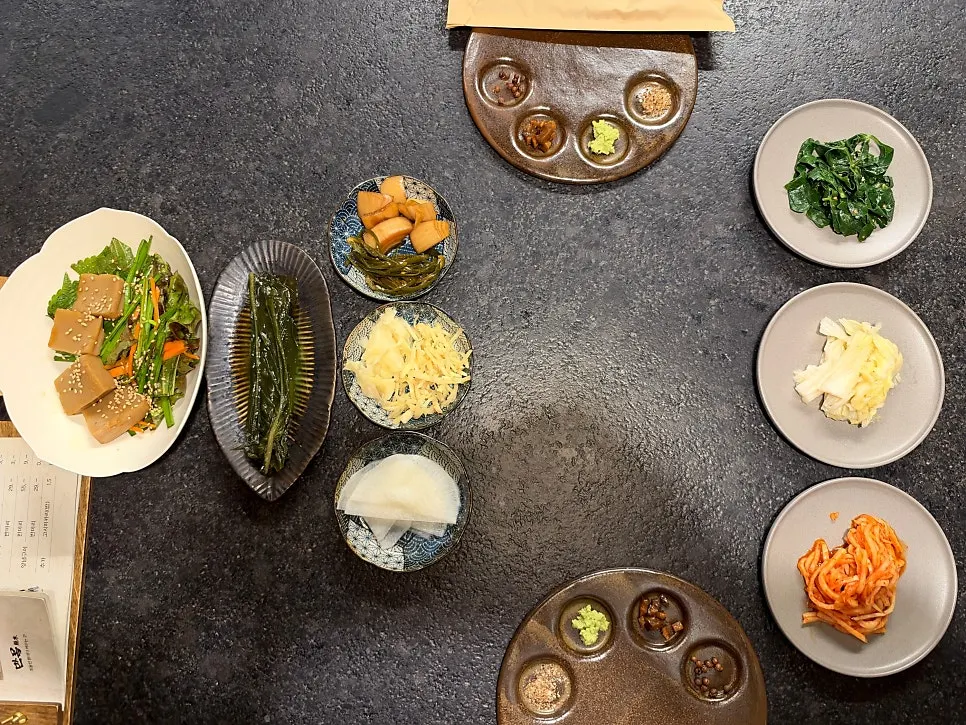 Manmok's side dishes and sauce plate
