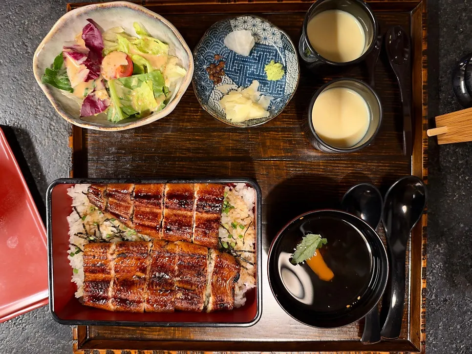 Manmok's eel rice bowl generously topped with eel
