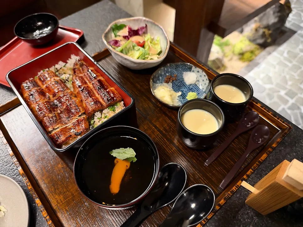 Close-up of Manmok's eel rice bowl