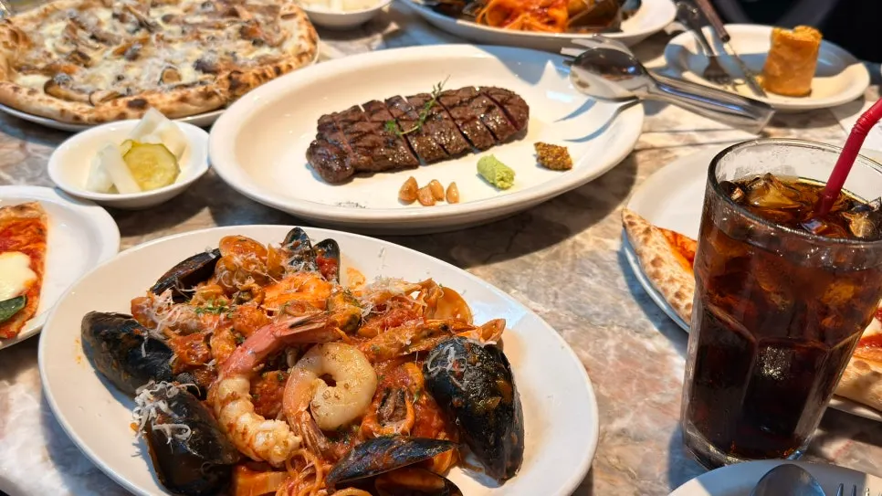 주문한 요리가 차려진 테이블