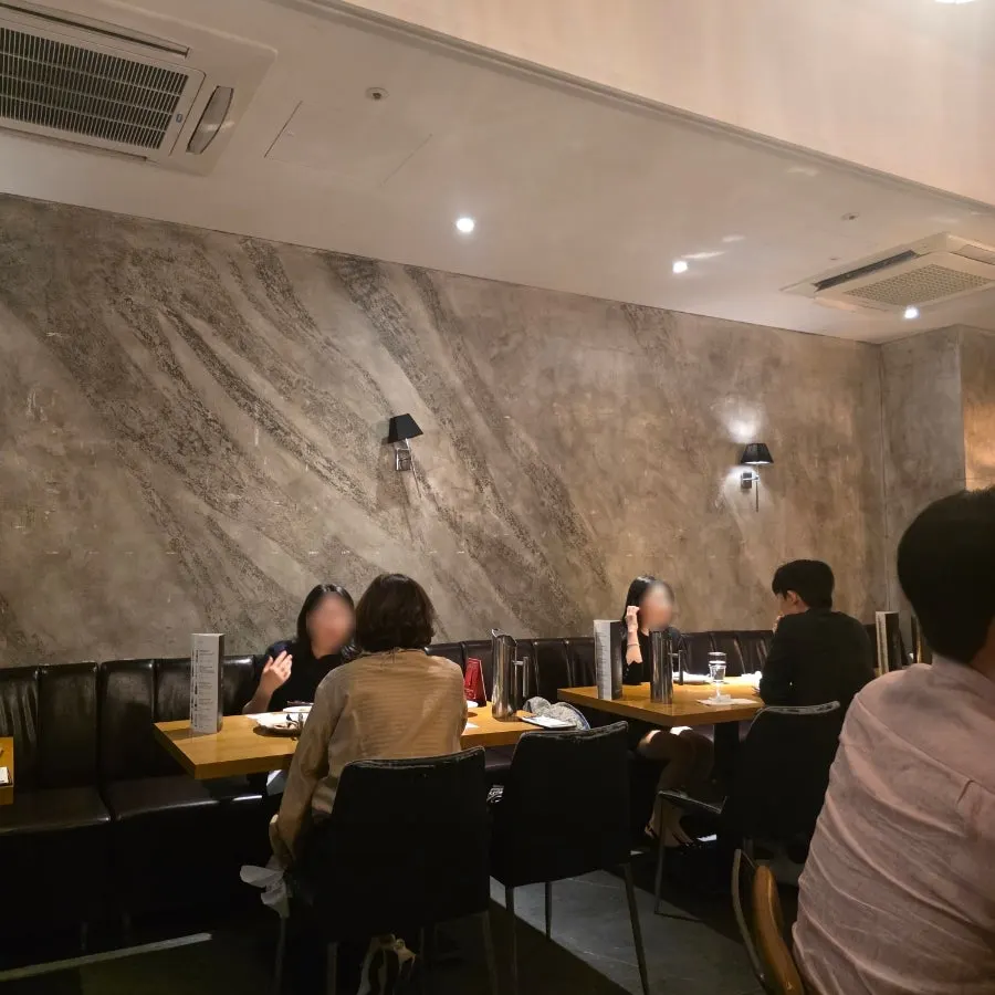 마노디셰프 강남점 홀 조명과 좌석 분위기