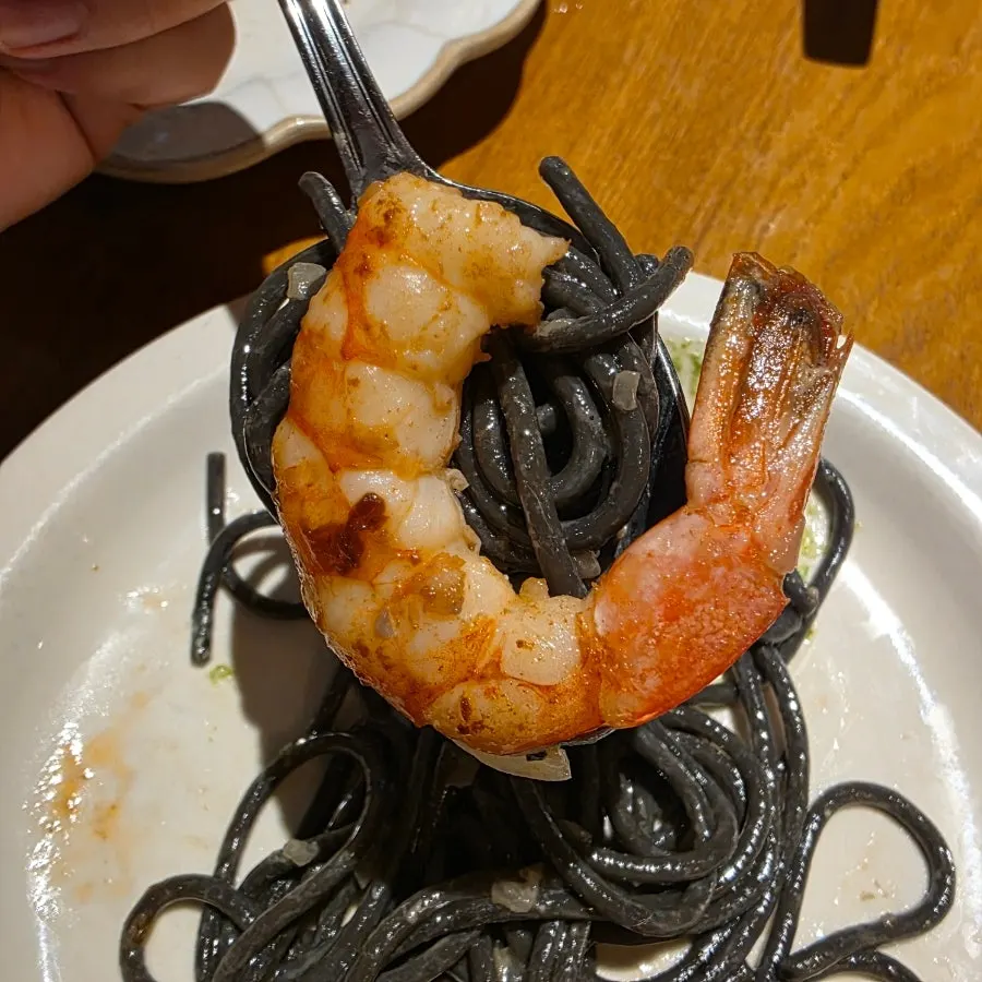 먹물처럼 검은 면과 홍새우 네 마리 알리올리오