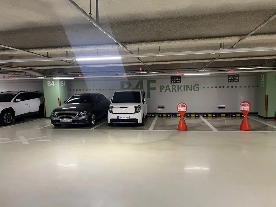 Underground parking lot with wide spacing between pillars