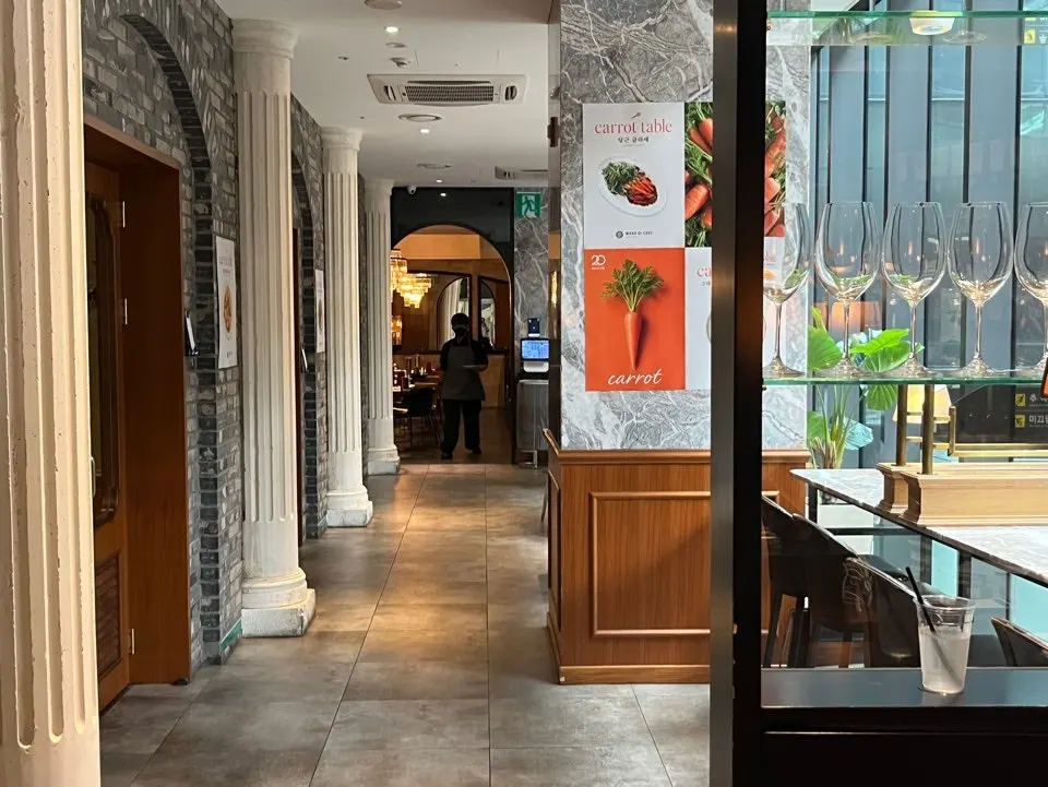 Softly lit entrance of Mano di Chef Gangnam