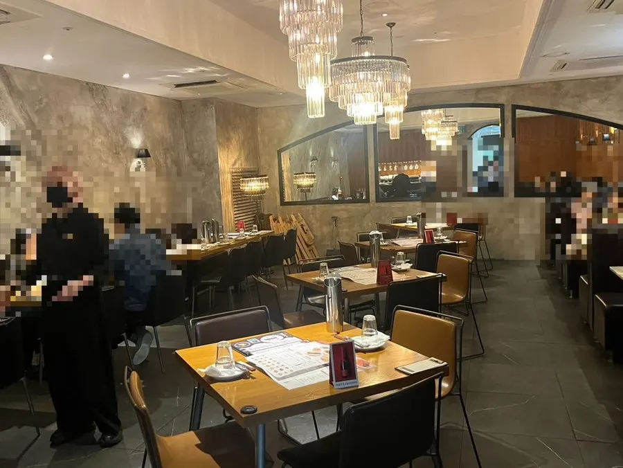 High-ceilinged dining hall at Mano di Chef Gangnam