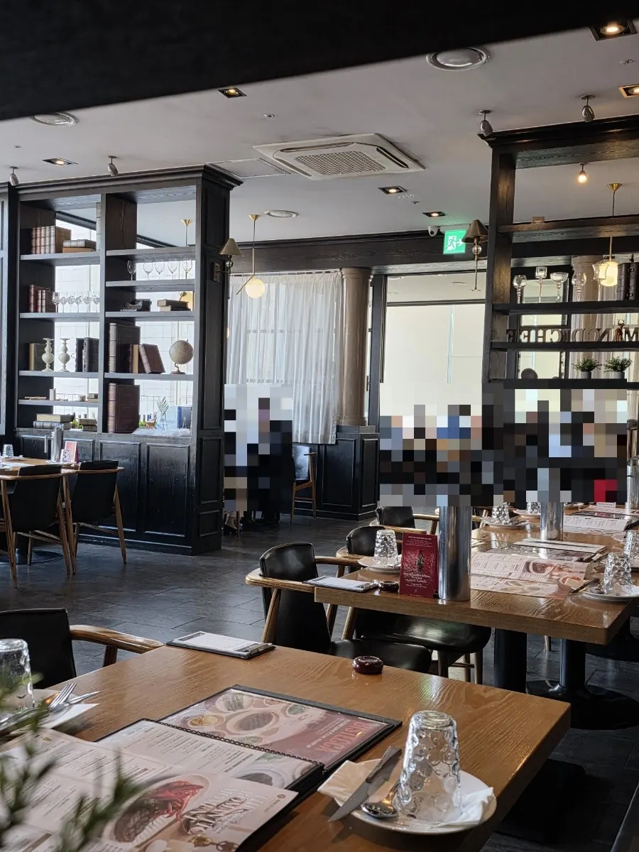 Dining hall at Mano di Chef Myeongdong Branch full of office workers