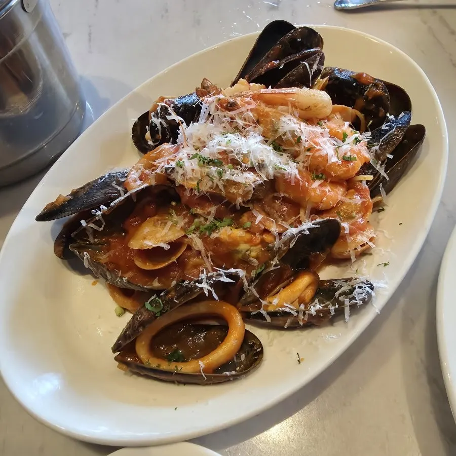 Tomato spaghetti with clams and shrimp