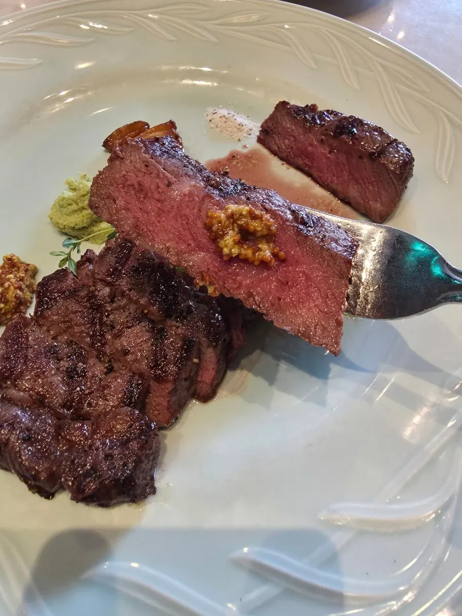 Close-up of the hanger steak's cross-section