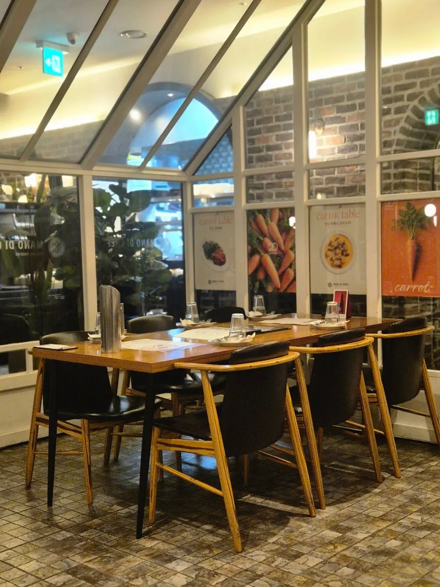 마노디셰프 삼성점 넓은 홀 내부