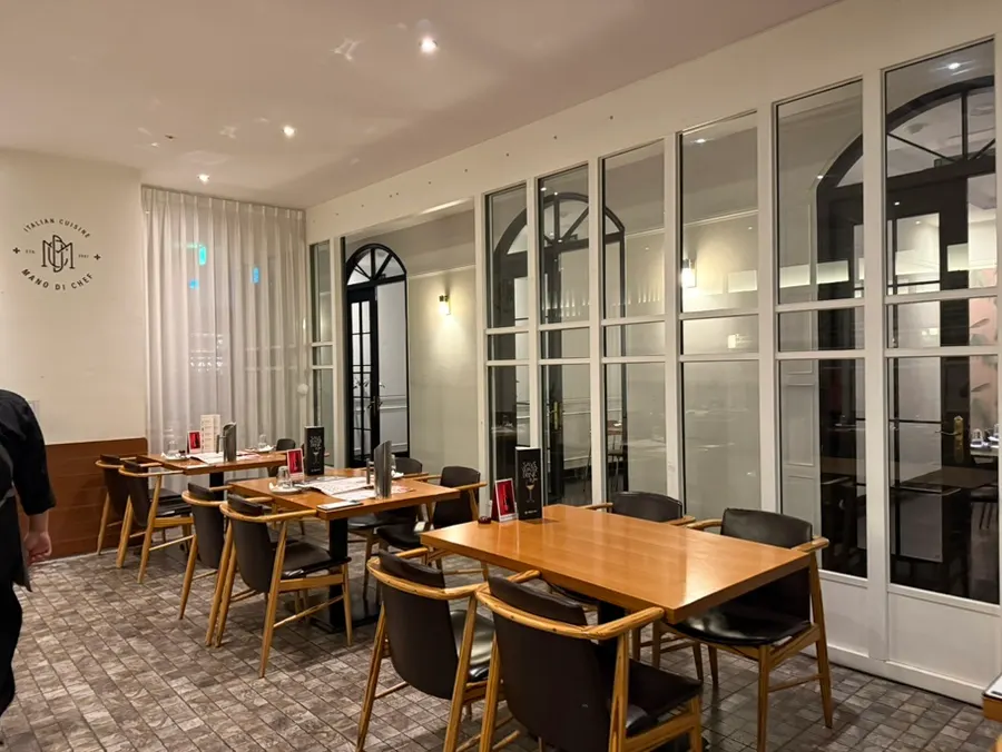 Spacious hall seating at Mano di Chef Samsung Branch