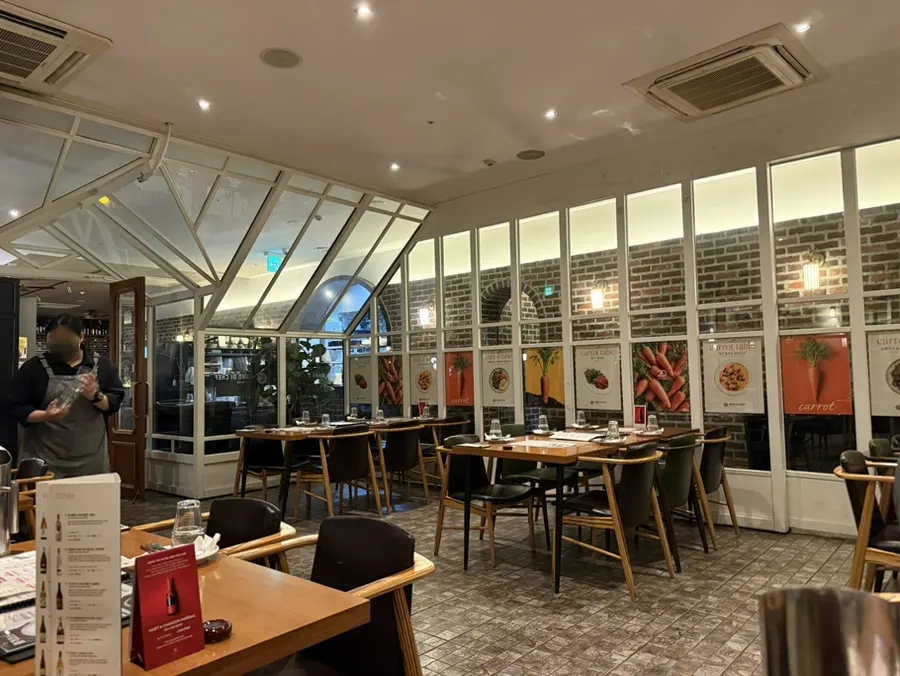 Interior design of Mano di Chef Samsung Branch