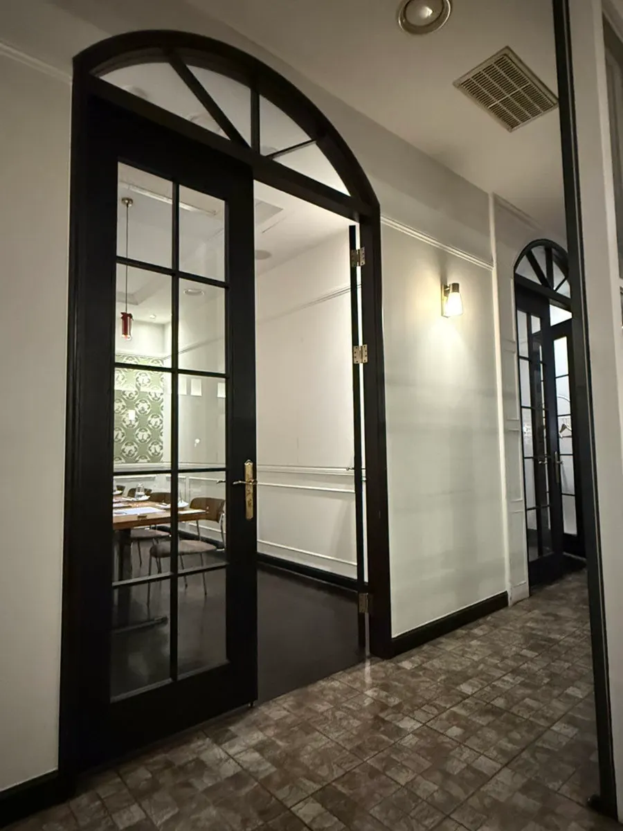 Large-party tables lined up inside Mano di Chef Samsung Branch