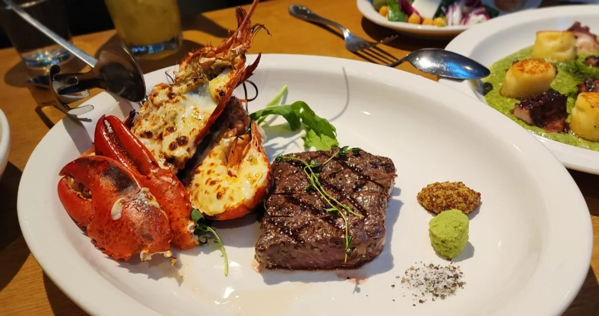 접시에 덜어 문어 토핑을 올린 비스크 링귀니