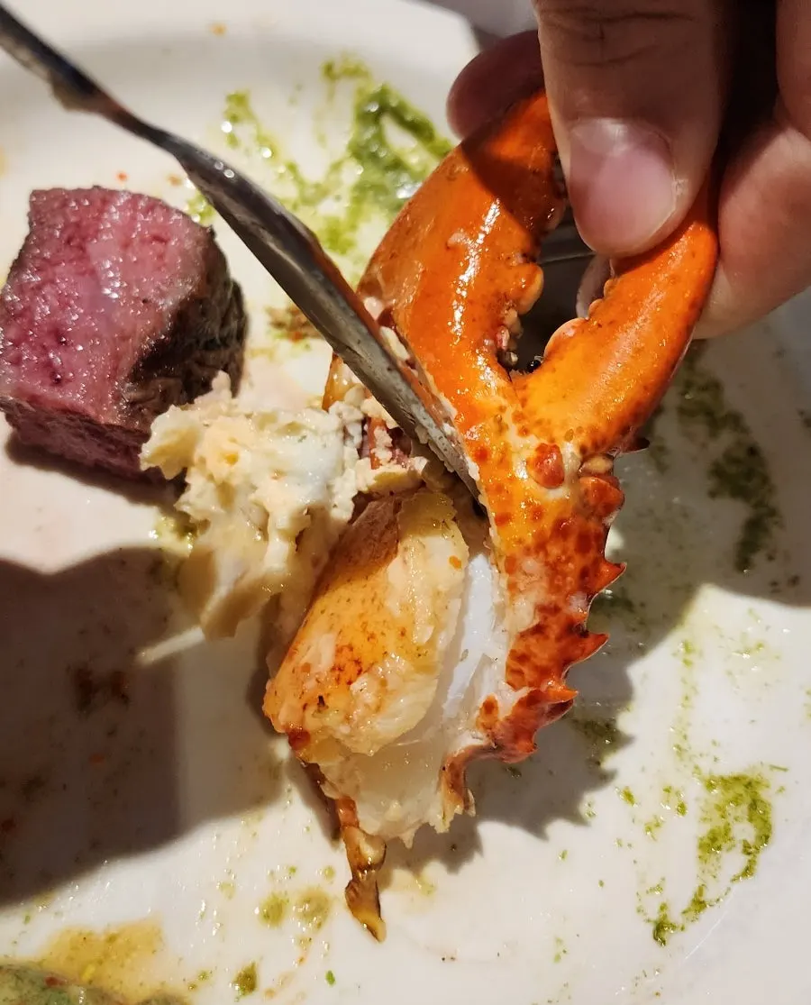 컷팅되어 나온 통랍스터와 내장 알