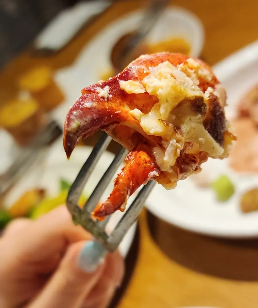 반으로 갈라진 랍스터 살과 집게발