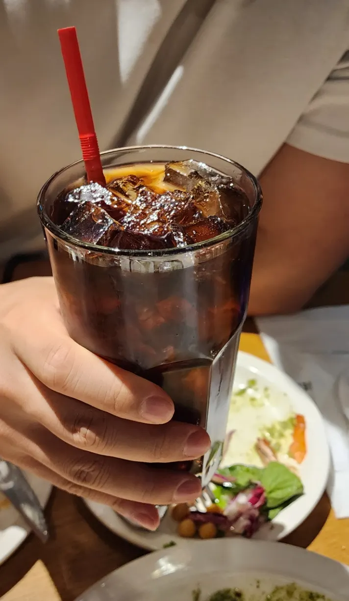 리필 가능한 탄산음료가 놓인 테이블