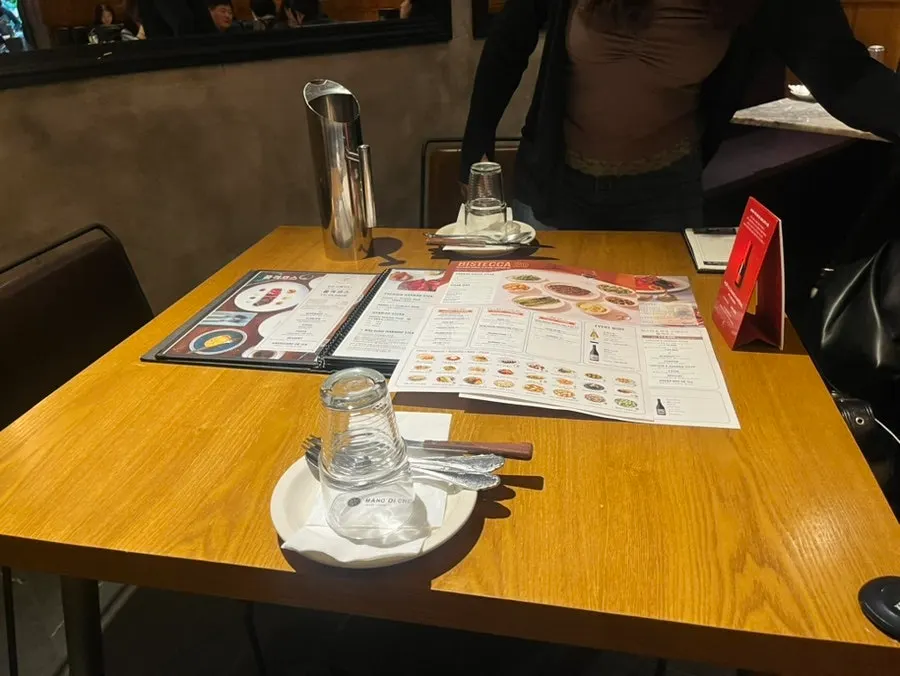 깔끔하게 세팅된 테이블