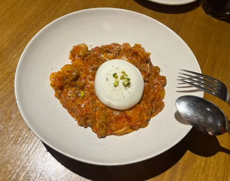 부라타치즈와 볼로네제 라디아토리 생면 파스타