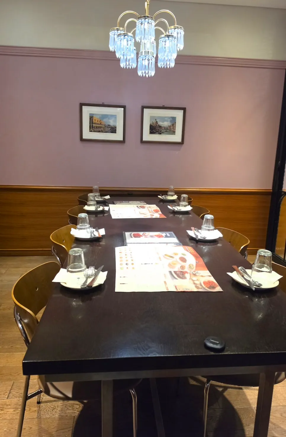 Upscale seating area at Mano di Chef Gangnam