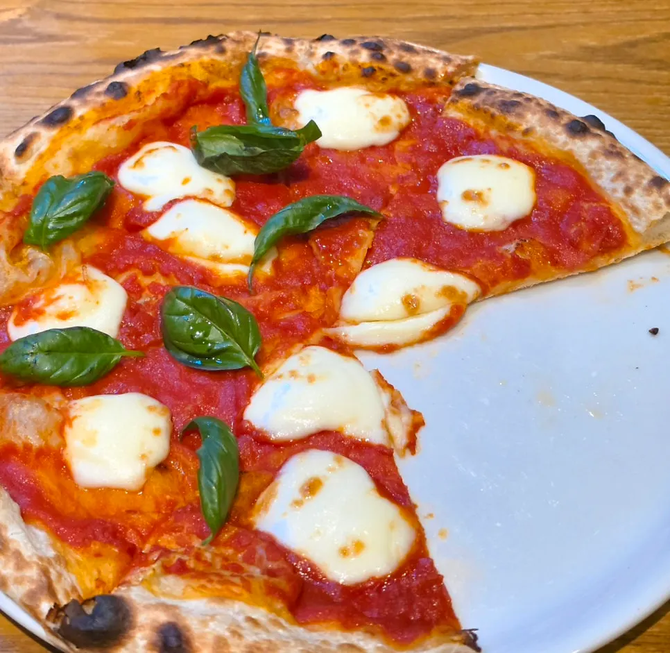 Wood-fired pizza edge crust