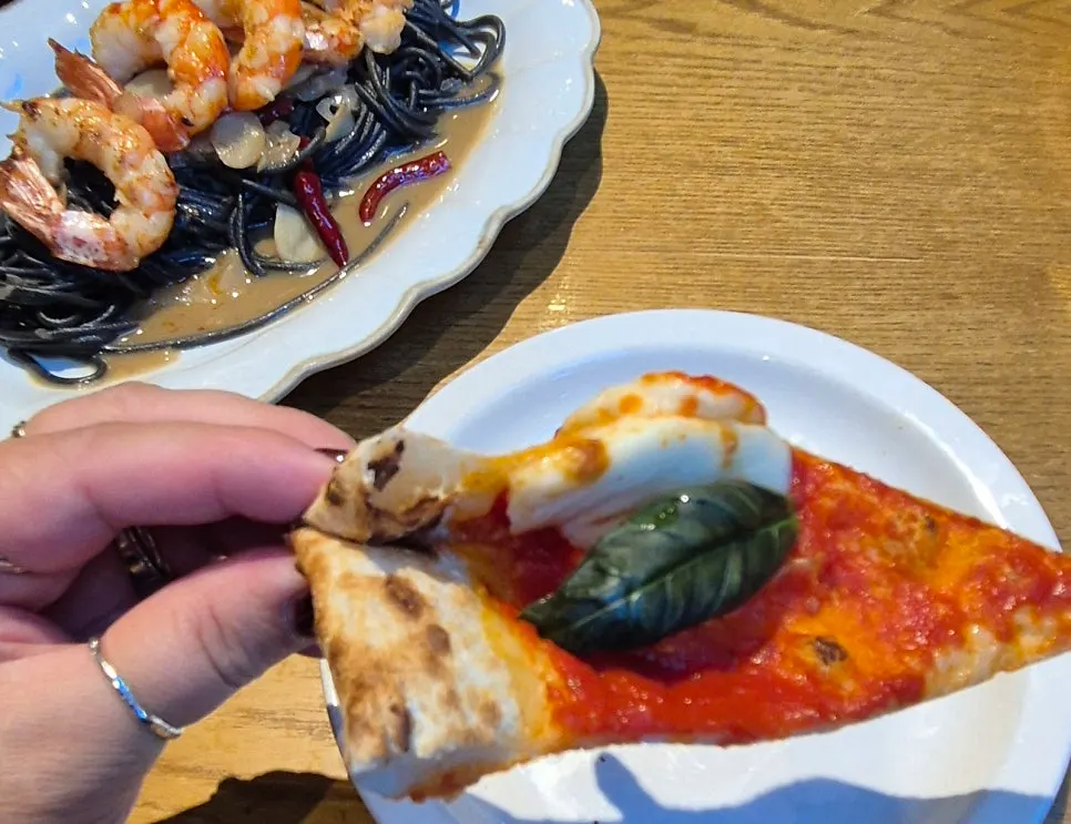 Cross-section showing the thin pizza dough