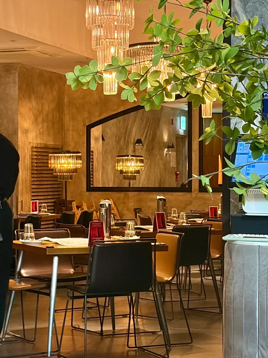 깔끔하게 정돈된 마노디셰프 강남점 홀 좌석