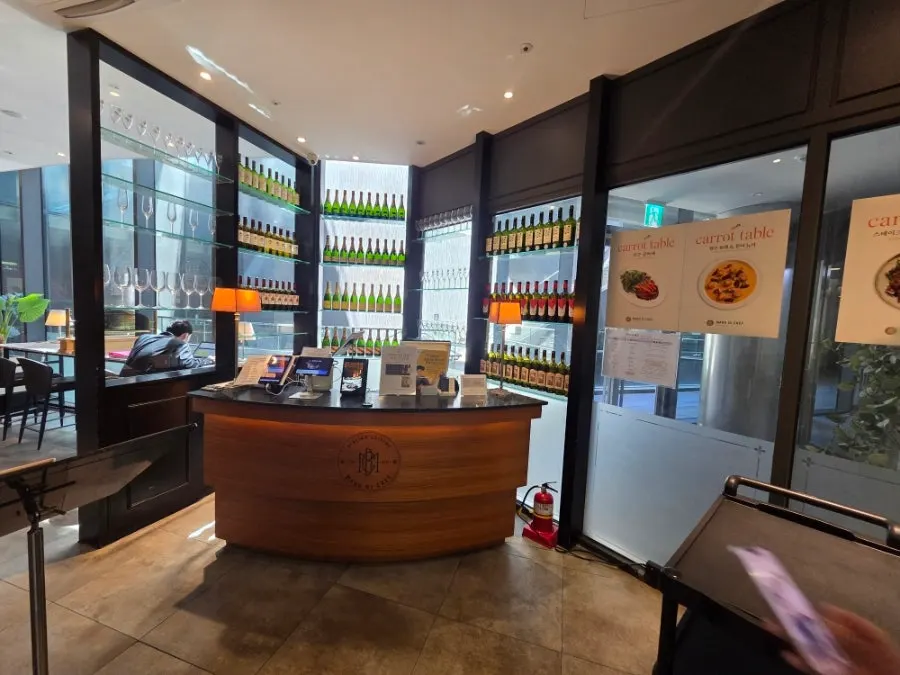 Wood-tone interior of the Mano di Chef Gangnam hall