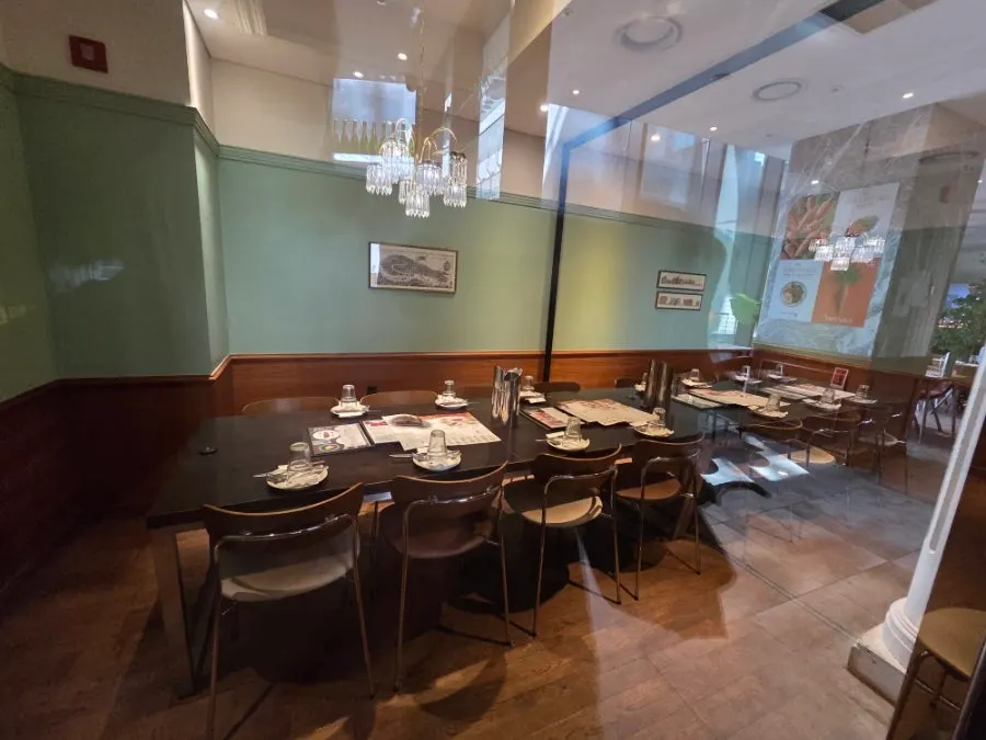 Seating at Mano di Chef Gangnam with wide table spacing