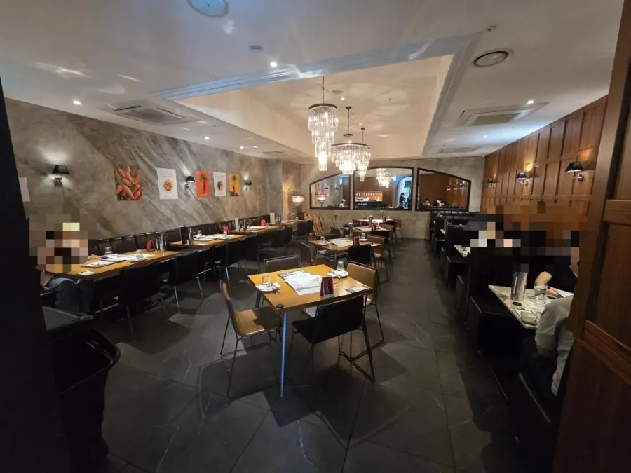 Table layout ideal for private conversation