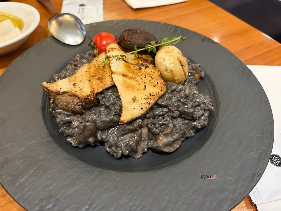 흑임자&버섯 리조또 한 접시