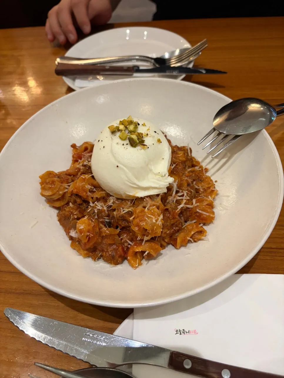 크림빛 흑임자 버섯 리조또 클로즈업