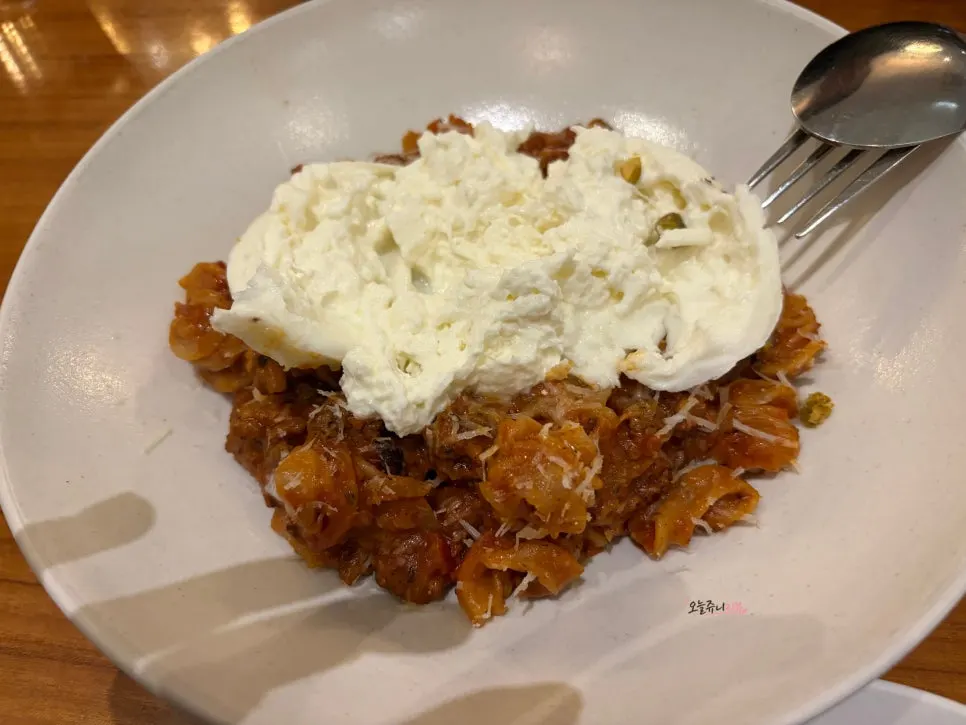 부라타치즈를 볼로네제 소스에 섞은 생면파스타