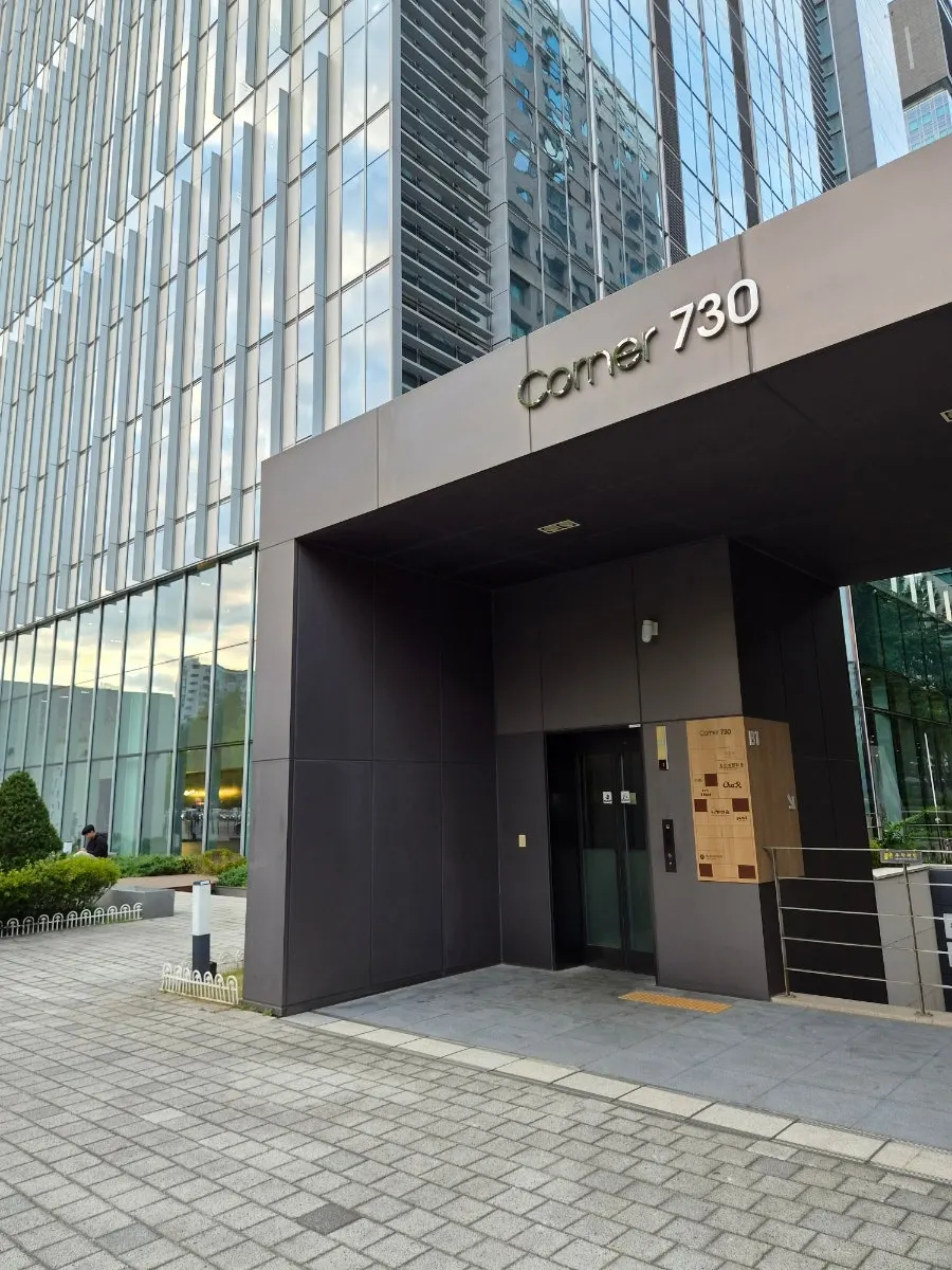 蚕室駅7番出口前のタワー730建物外観