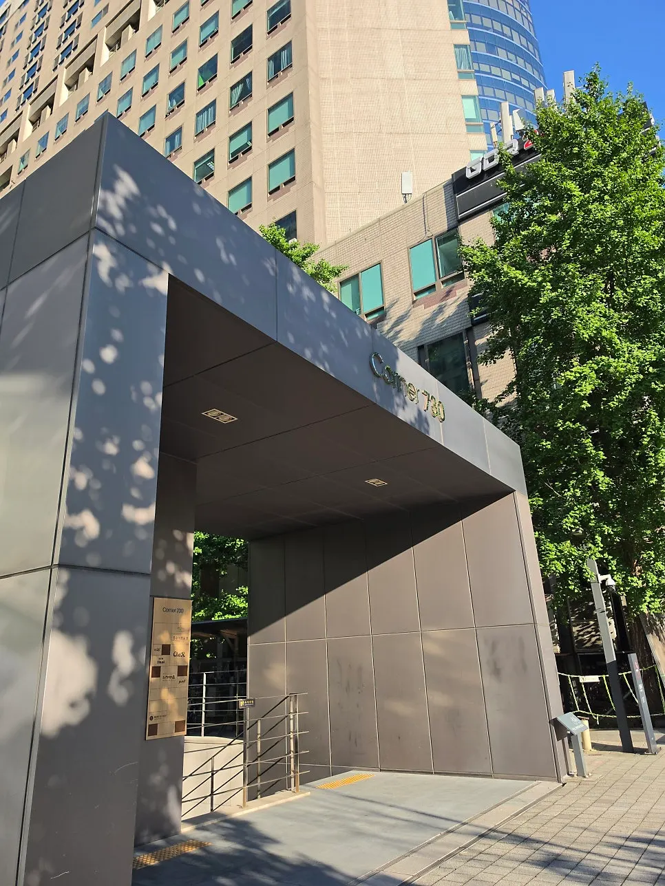 Entrada a Corner730, la zona gastronómica del sótano de Tower730